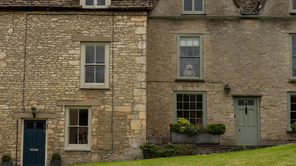 Honey-coloured stone houses in Tetbury